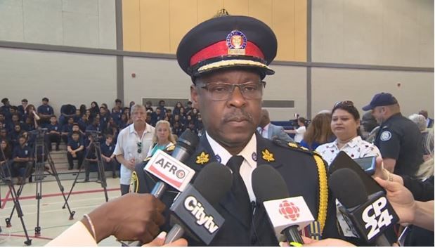 2일 마크 산더스 토론토경찰국장이 지난 주말새 발생한 총격과 칼부림 살인사건에 대해 설명을 하고 있다.