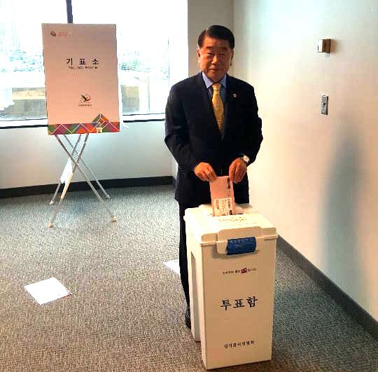 달라스한인회 오원성 이사장이 모의 투표소에서 투표하고 있다.
