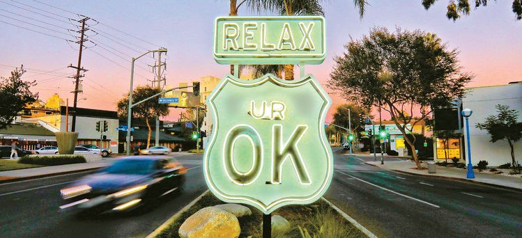 웨스트LA의 도로에 세워진 표지판 ‘Relax UR OK’, ‘걱정 말아요. 모든 것이 다 잘될겁니다.’