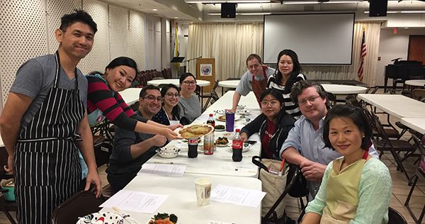 2019 봄학기 ‘요리로 배우는 한국어 강좌’를 마치고 참석자들이 사진촬영한 모습.