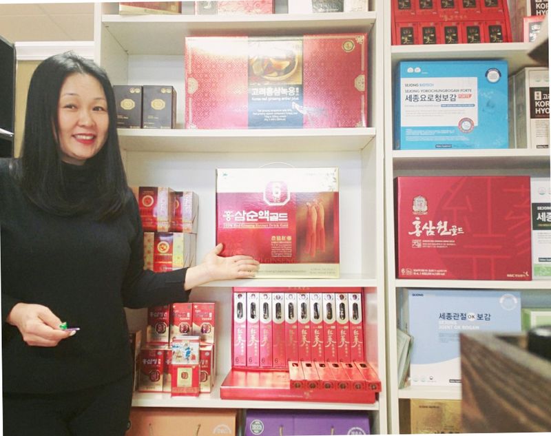 지난 7일 둘루스에 있는 홍삼 세계로 건강 백화점에서 박숙현 대표가 홍삼 상품을 선보이고 있다. [사진 홍삼 세계로]