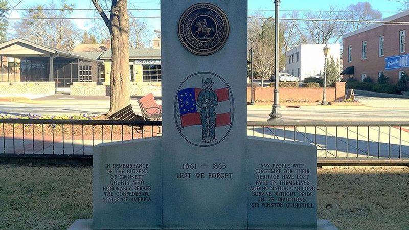 남부연합 깃발과 병사의 모습이 새겨진 로렌스빌 광장의 기념물.