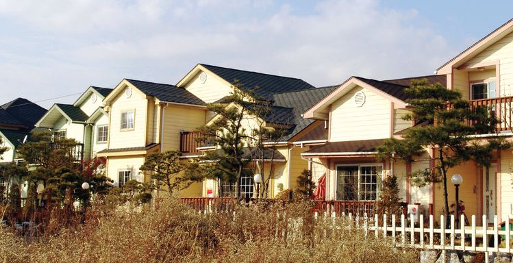 코로나19로 인해서 교외에 2~4유닛 공동 주택에 대한 수요가 빠르게 늘고 있다.