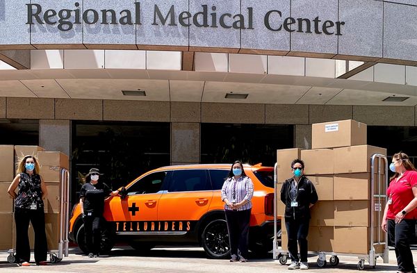 기아자동차 소속의 자원봉사자 텔루라이더스가 캘리포니아주 미션비헤오의 미션 병원에 안면 보호장비를 전달했다. 