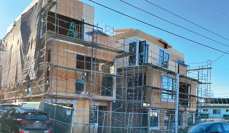 신규 주택 건설이 활기를 보이는 가운데 목재 등 건축 자재 가격 상승이 걸림돌이 될 수 있다는 전망이 나왔다. LA한인타운 인근 주택 건축 현장.