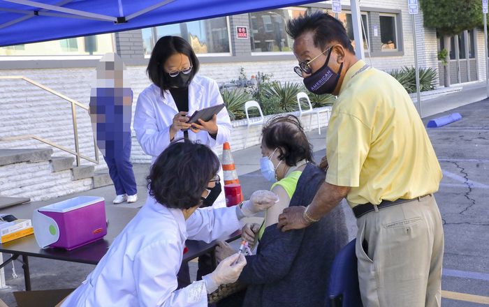 23일 오후 한인 시니어들이 3가 길에 있는 서울 메디칼 그룹 건물 주차장에서 백신 1차 접종을 하고 있다. 김상진 기자
