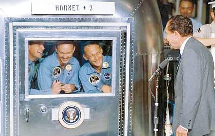 1969년 7월4일 달에서 돌아온 아폴로 11호 탑승 우주인을 환영하는 닉슨 전 대통령. [본사전송] 