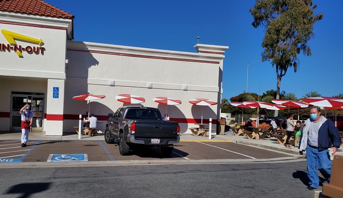 방역 당국은 식당 야외영업 허용으로 코로나19의 확산을 우려하고 있다. 지난달 31일 칼스배드의 패스트푸드 체인점인 ‘인앤아웃’ 버거 매장이 고객들로 붐비는 모습. 