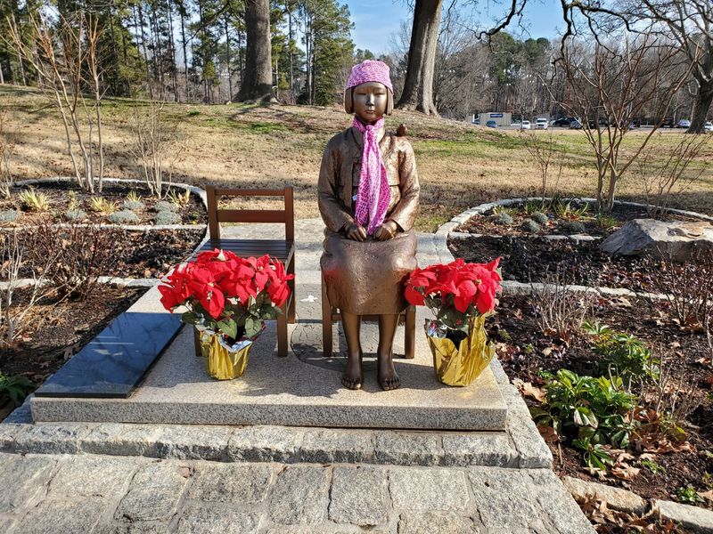 지난 10일 브룩헤이븐시 블랙번 파크에 있는 애틀랜타 평화의 소녀상에 누군가 꽃 화분을 갖다놨다. [사진 애틀랜타평화의소녀상건립위원회]