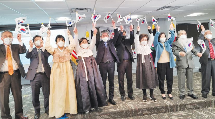 3개 한인회 공동주최 3.1절 기념행사에서 참석자들이 만세삼창을 외치고 있다.