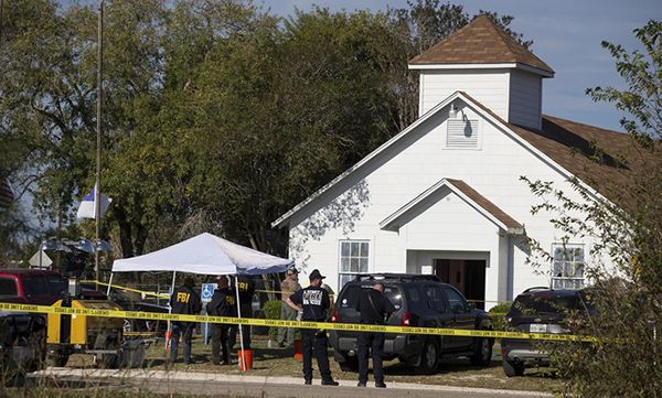 최소 26명이 숨진 텍사스주 윌슨 카운티에 있는 서덜랜드 스프링스의 제1침례교회에 경찰이 폴리스라인을 설치해 놓고 현장을 감식하고 있다. 텍사스/AP 연합뉴스