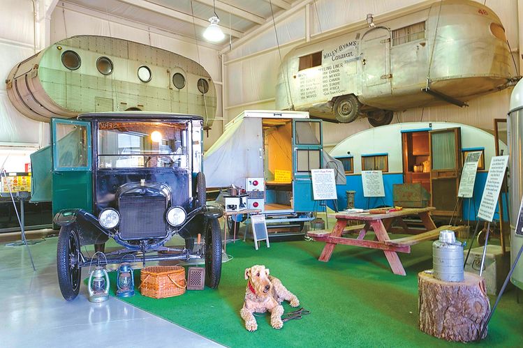 텍사스주 아마릴로시는 40번 프리웨이가 지나는 중부 대평원 팬핸들 지역에 있는 석유산업, 농업, 교통의 중심지다. 트렌트와 잭 시세모어 부자가 이곳에 잭 시세모어 RV박물관을 개설했다. 
