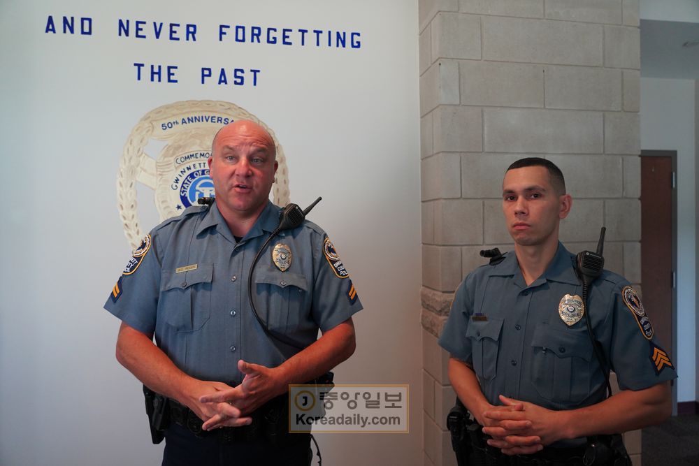 귀넷 경찰의 에릭 룩스 경장(왼쪽)과 데이빗 마르티네즈 경사가 5일 귀넷 경찰서에서 기자회견을 하고 있다. 