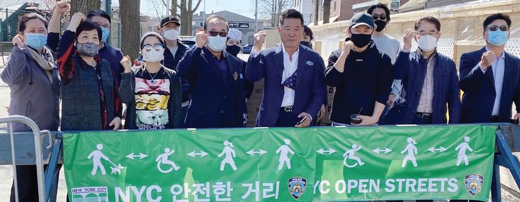 김영환 회장(앞줄 왼쪽 5번째)과 머레이힐먹자골목상가번영회 회원들이 13일 기자회견을 열고 오픈스트리트 활성화를 위해 ‘화이팅’을 외치고 있다.