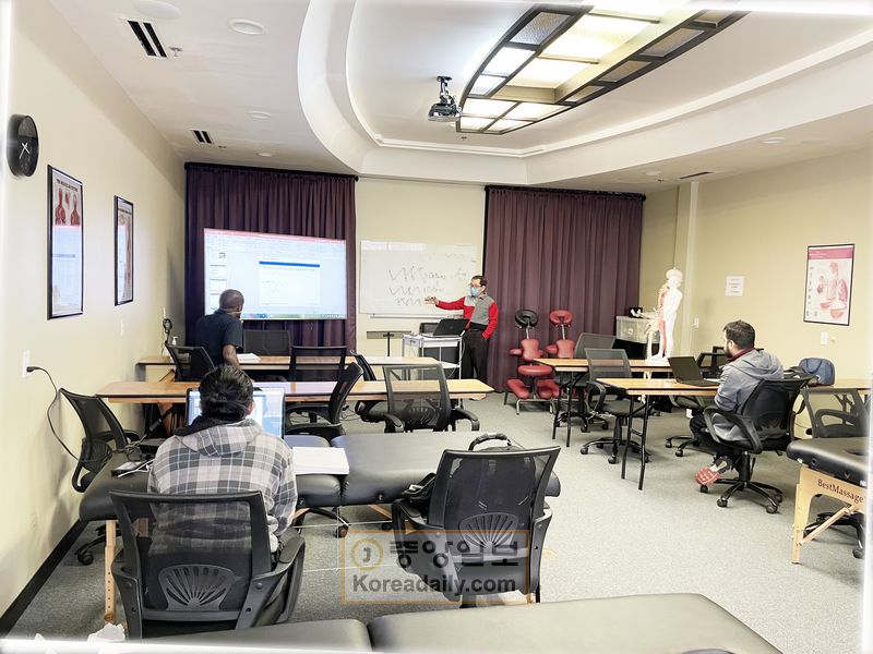 지난 20일 스와니에 있는 애틀랜타건강과학대학에서 학생들이 경영학 수업을 듣고 있다.  