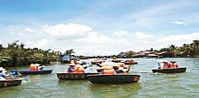 베트남 호이안에서 바구니 배 체험도 한다.