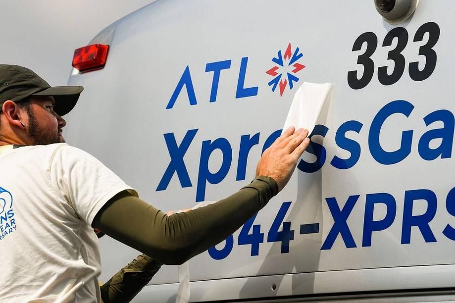 8일 한 작업자가 엑스프레스 버스에 ‘ATL’ 로고를 부착하고 있다. [사진 SRTA]