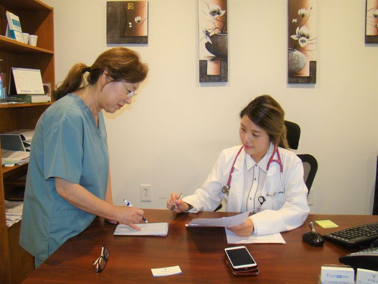  김찬영 전문 간호사는 간호사로서의 오랜 환자 경험이 주치의로서 시야를 넓게 가질 수 있다고 말한다.
