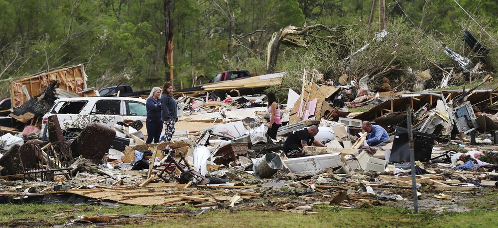 토네이도가 강타해 7명의 인명피해를 낸 조지아주 머레이 카운티에서 13일 생존자들이 부서진 주택 잔해를 살펴보고 있다. AP 