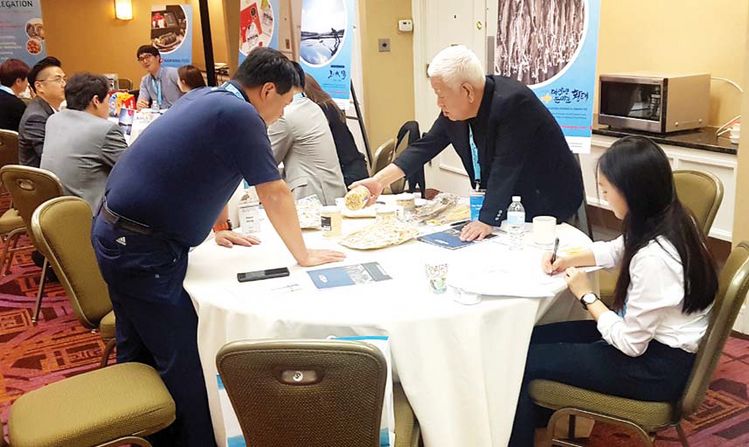 지난달 25일 10개 우수 한국수산식품 업체들이 참가한 가운데 열린 미국 수출상담회에서 참가업체들이 바이어와 일대일 상담을 진행하고 있다. [사진 수협중앙회]