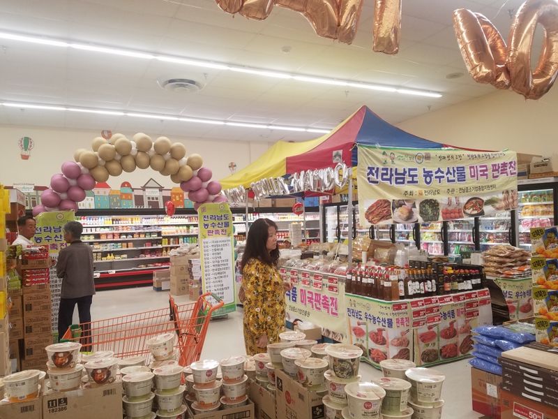 둘루스 시온마켓에서 소비자들이 전라남도 농특산물 미국 판촉전 상품을 살펴보고 있다. [사진 네시피에프앤비]