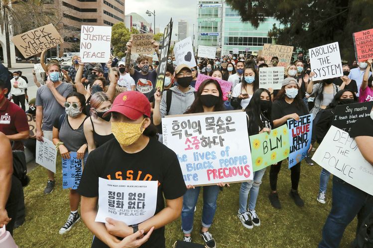 지난 6일 한인타운 윌셔파크 플레이스 잔디광장에서는 조지 플로이드 사망 항의 시위가 열렸다. 한인들은 한국어로 된 피켓을 들고 시위에 참여했다. 김상진 기자