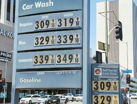 LA 개솔린 가격이 다시 3달러를 돌파했다. 사진은 10일 정오 무렵 LA한인타운 7가와 버몬트에 위치한 주유소의 개솔린 가격표. 