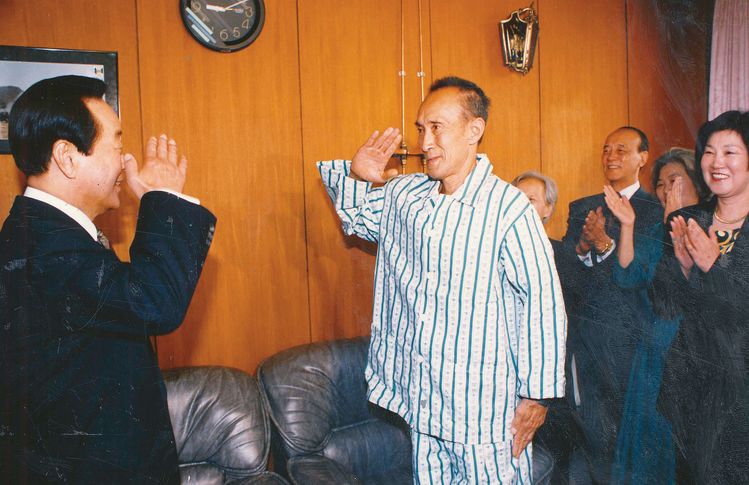 1994년 10월 28일 당시 김영삼 대통령이 국군수도통합병원을 방문 치료중인 조창호 소위로 부터 경례를 받고 있다. 이 장면을 TV로 본 토마스 정 회장은 국군포로 송환 운동을 시작했다. [중앙포토]