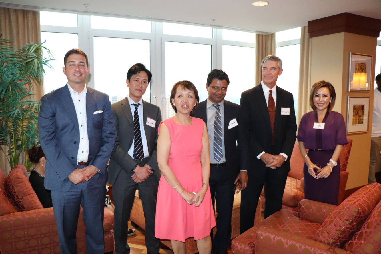 웰스파고 은행 전문가들이 비즈니스 네트워킹에 참석했다.