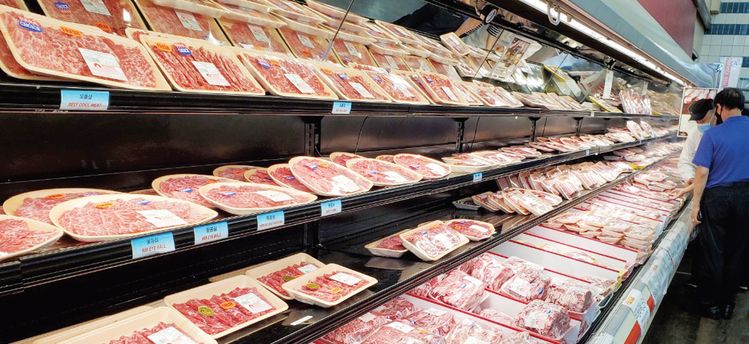 공급 부족으로 가격이 올랐던 쇠고기, 돼지고기 가격이 코로나19 이전으로 돌아왔다.사진은 한남체인 정육코너.