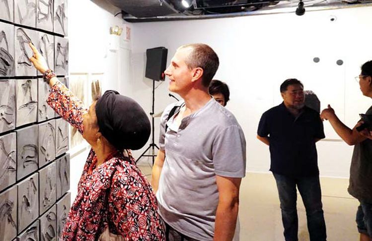17일 맨해튼 뉴욕한국문화원 갤러리 코리아에서 열린 한국 현대 수묵화 특별전 개막 리셉션에서 관람객들이 작품을 감상하고 있다. [사진 뉴욕한국문화원]
