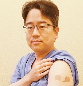 진 김 치과의가 백신을 맞은 팔을 보여주고 있다. [진 김씨 제공]