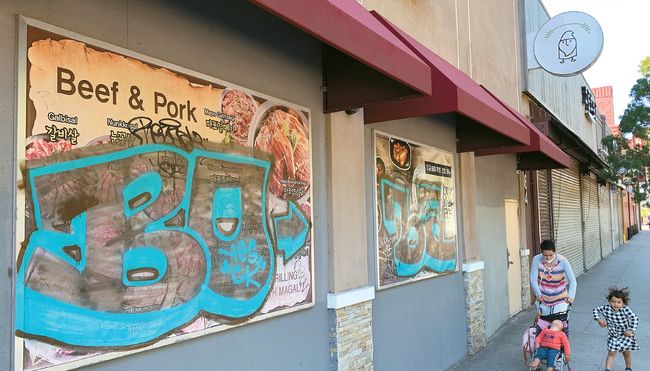 LA한인타운 마포갈매기 식당의 외벽에 설치된 대형 메뉴판이 낙서로 훼손된 모습. 김상진 기자