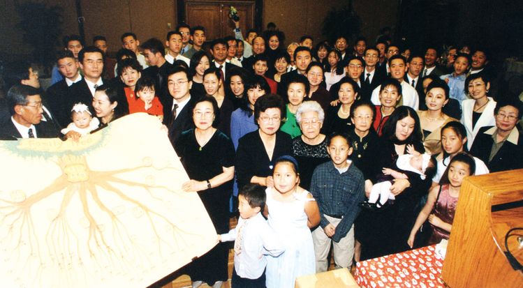 1999년 12월25일 성탄절에 애너하임의 더블트리 호텔에서 3남4녀 우리 형제들의 직계 가족이 이민와 처음으로 모두 한자리에 모였다. 3대에 걸쳐 87명이 참석했다. [유분자 이사장 제공]