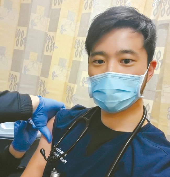 김윤하 내과전문의가 병원에서 코로나19 백신을 접종하고 있다. [김윤하씨 제공]
