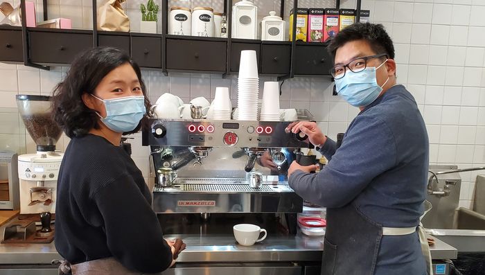 'Lab 디저트 & 커피'의 이정엽ㆍ최지희 부부가 커피를 내리고 있다.