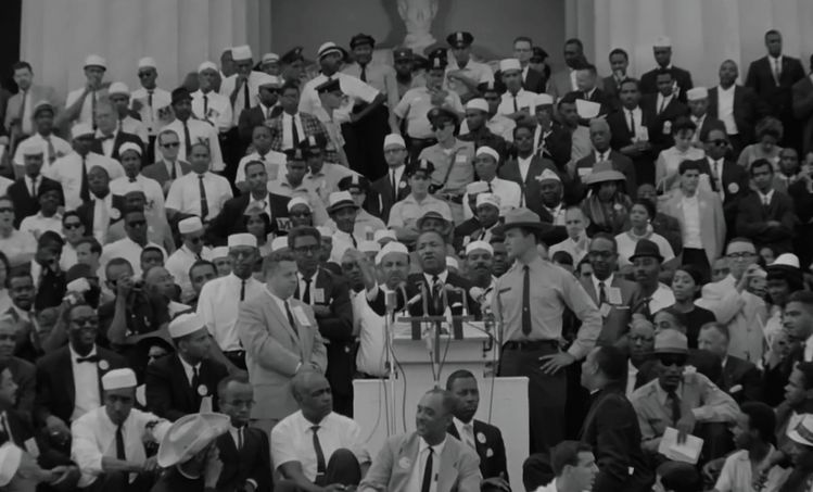 1963년 8월 28일 워싱턴 기념탑 앞에 25만명의 군중이 모인 가운데 마틴 루터 킹 주니어 목사가 역사적 연설(I have a Dream)을 하고 있다. [IFC Films]