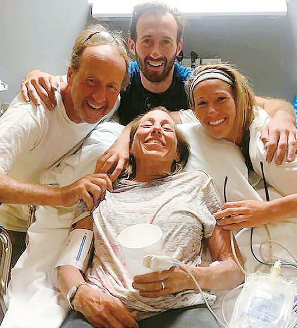 실종 나흘만에 구조된 셰릴 파월이 병원에서 남편 및 자녀들에 둘러싸여 기쁨을 나누고 있다. [파라 파웰 페이스북 캡처]