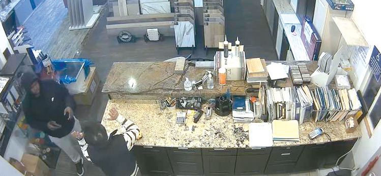 지난 9일 한인 업소에 침입한 흑인 강도가 한인 매니저에게 총을 겨누며 금품을 요구하고 있는 모습. [업소 CCTV 영상 캡쳐]