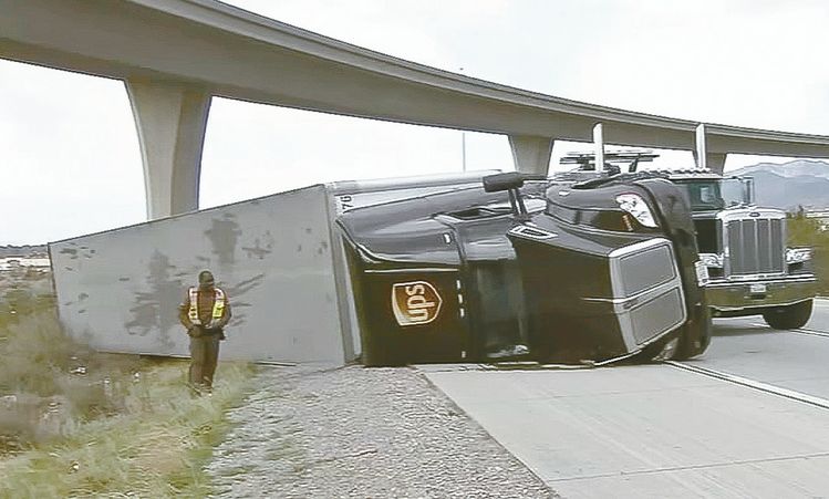 19일 오전 15번 프리웨이와 210프리웨이 교차로에서 운행 중이던 UPS 트럭이 샌타애나 강풍에 전복됐다. 인명피해는 보고되지 않았으나 이날 이 구간에서 최소 5대의 트럭이 강한 바람에 전복됐다. [ABC7캡쳐] 
