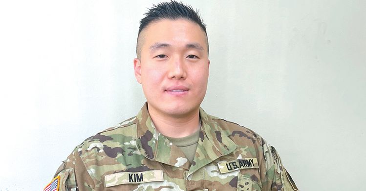 김성남 병장이 가주 방위군으로 복무하면 받을 수 있는 혜택을 설명하고 있다. 