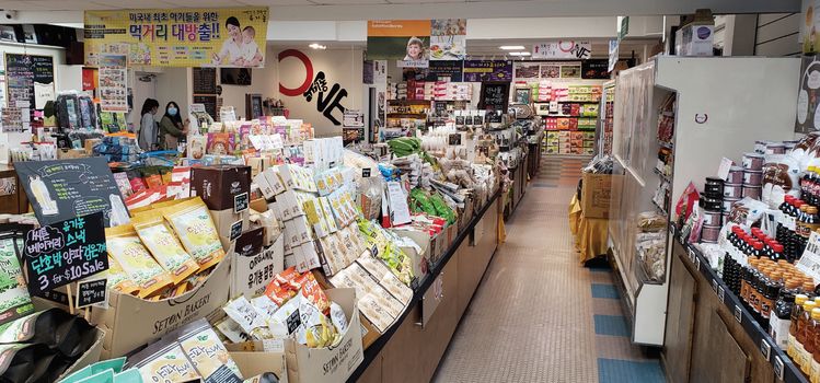 한국의 식품매장에서 쇼핑하는 듯한 느낌을 주는 최신 트렌드의 ‘유기농원’ 매장.