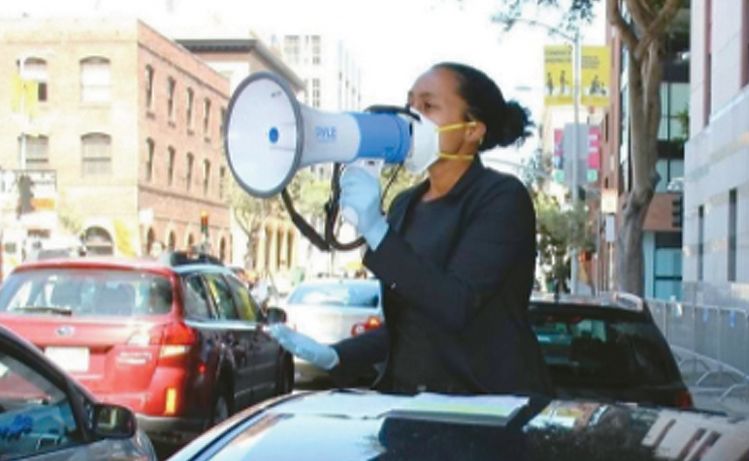 가주이민자정의연합(CCIJ)의 리사 녹스 변호사가 지난해 샌프란시스코에 있는 이민구치소 앞에서 시위를 벌이고 있는 모습. [CCIJ 웹사이트]