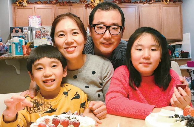골수백혈병으로 골수이식이 필요한 단 정(오른쪽에서 두번째)씨가 건강했던 시절 가족들과 함께 찍은 사진. [A3M 제공]