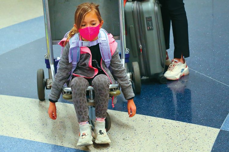 LA국제공항에서 한 어린이가 마스크를 착용하고 출국을 기다리고 있다. 만 2세 이상의 대중교통이용객은 의무적으로 마스크를 착용해야 한다. 김상진 기자