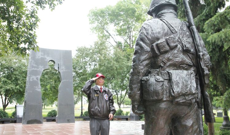 세인트폴의 한국전 참전용사 동상은 1998년 세워졌다. 그 앞에 가운데가 뚫린 조형물은 아직도 돌아오지 못한 군인을 뜻한다. 김병문 박사는 동상 앞에 서자마자 거수경례로 예의를 표했다.