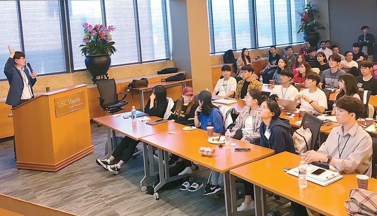 지난 13일 USC공대 캠퍼스에서는 하루짜리 해커톤이 열렸다. 주최자인 김선호 박사가 행사의 취지를 설명하고 있다.