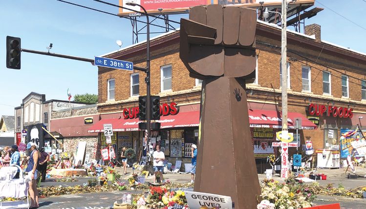 사건 발생 장소인 시카고 애비뉴와 이스트 38가 사거리  중심에는 흑인 민권 운동의 상징인 '블랙 파워 설루트(Black Power Salute)'가 자리하고 있다.