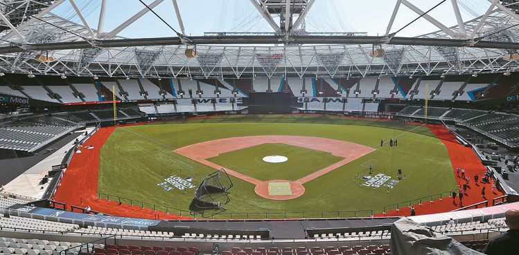 이번 시리즈가 열릴 런던 스타디움의 모습. 축구장이 야구장으로 개조됐다. 작은 사진은 홍보 포스터. [AP, 티켓마스터 홈페이지] 