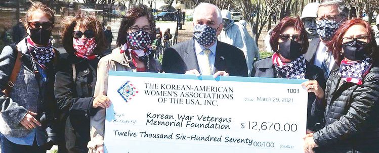 한미여성회 회원들이 한국전참전용사기념재단 측에 기금을 전달하고 있다. [한미여성회 제공]
